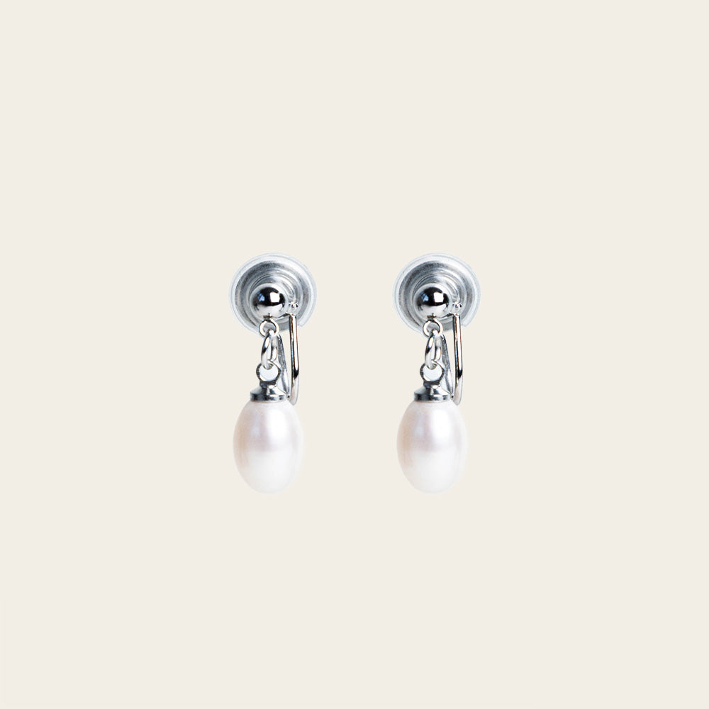 Image of the Elio Clip On Earrings. Designed for all ear types, these elegant earrings provide a secure hold for up to 24 hours. Enjoy unparalleled comfort and style, perfect for those with sensitive or stretched ears. Upgrade your style effortlessly with Elio.