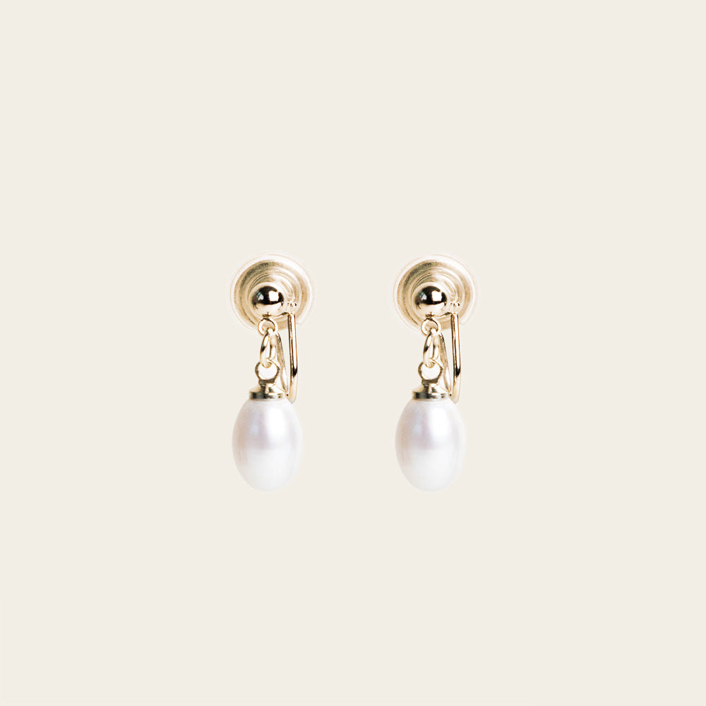 Image of the Elio Clip On Earrings. Designed for all ear types, these elegant earrings provide a secure hold for up to 24 hours. Enjoy unparalleled comfort and style, perfect for those with sensitive or stretched ears. Upgrade your style effortlessly with Elio.