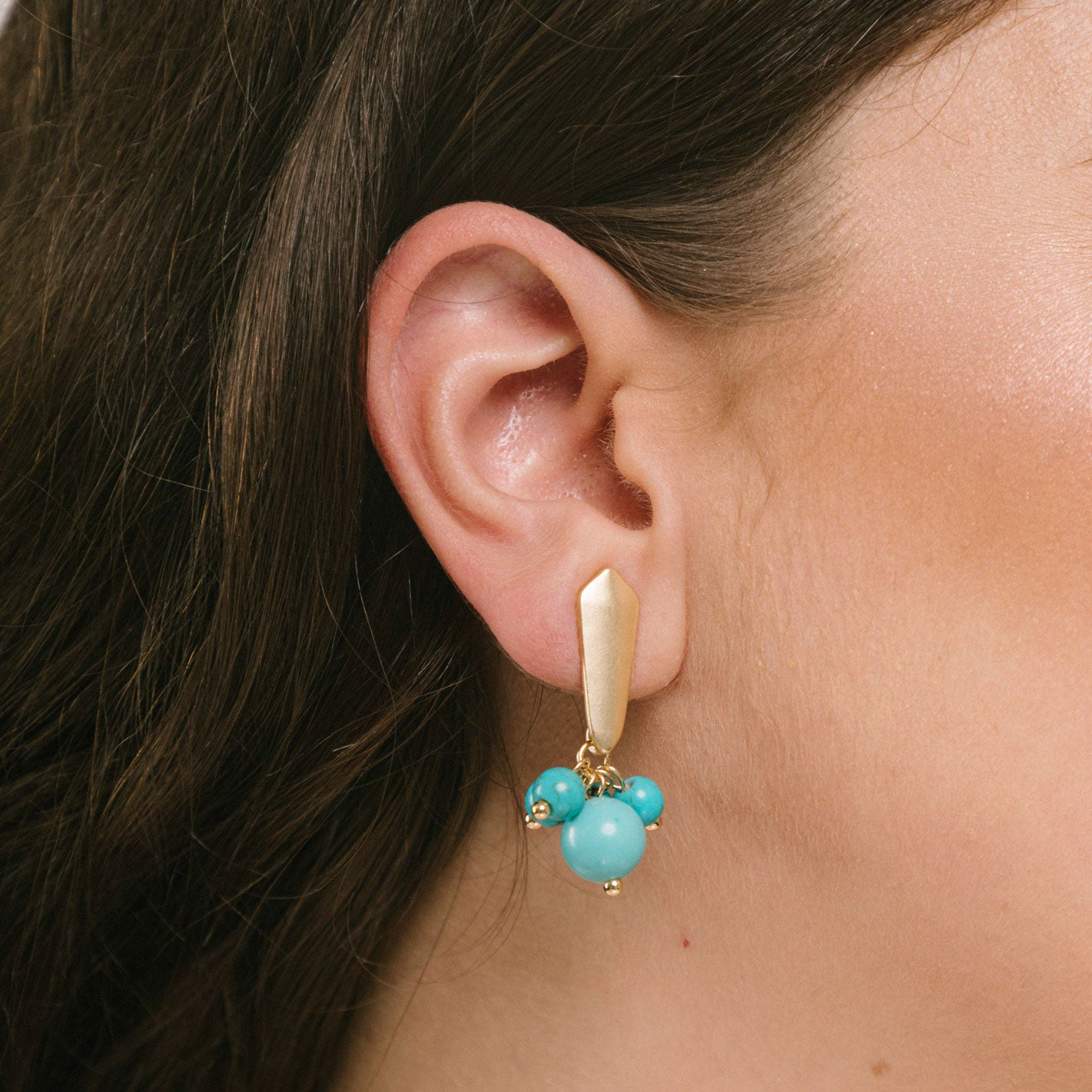 Versatile light blue clip-on earrings crafted from matte gold tone copper alloy, agate, and glass bead. Ideal for all ear types, these earrings offer a secure hold with the Clip-On style and adjustable rubber padding. Perfect for your ootd!