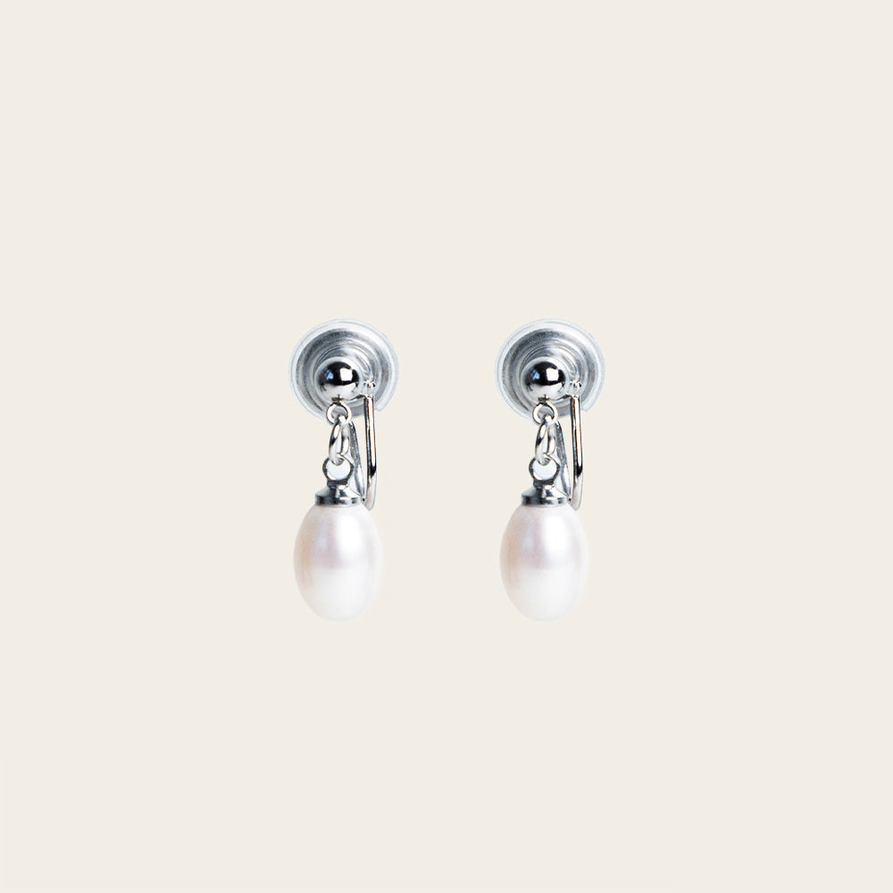 Image of the Elio Clip On Earrings. Designed for all ear types, these elegant earrings provide a secure hold for up to 24 hours. Enjoy unparalleled comfort and style, perfect for those with sensitive or stretched ears. Upgrade your style effortlessly with Elio.