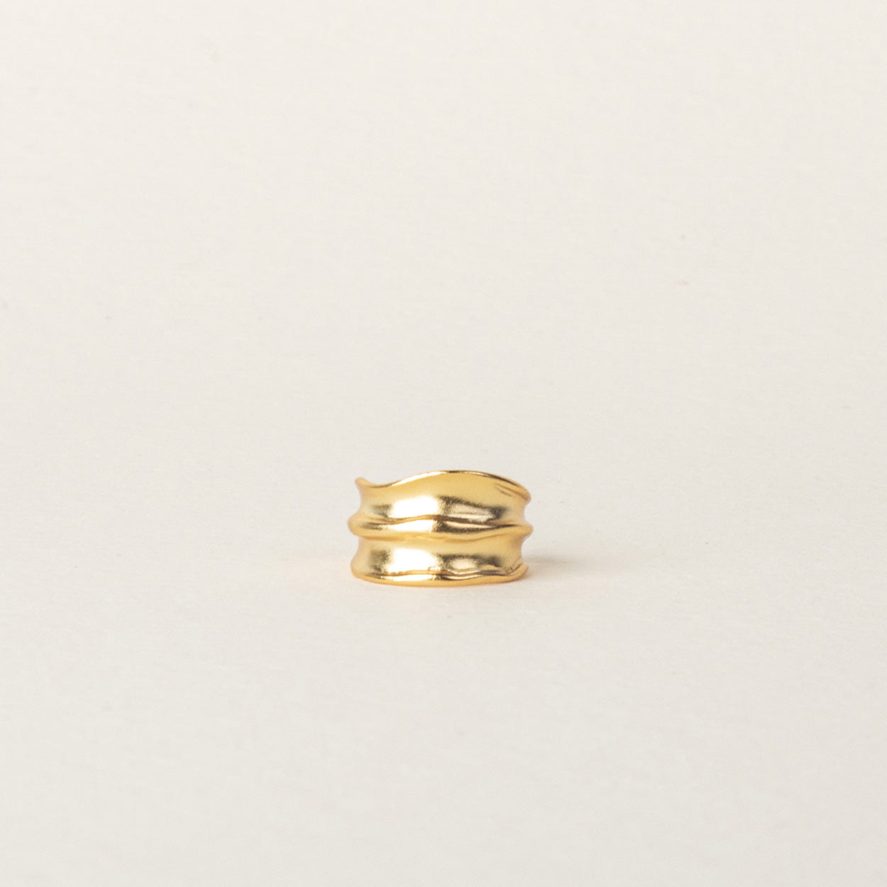 Image of the Mona Ear Cuff in Gold is an ideal piece for all ear types. Made from 18K gold-plated 925 sterling silver, it features a medium-secure hold and allows for gentle adjustment. Thanks to its non-tarnish and water-resistant properties, it can be comfortably worn for up to 24 hours. One piece.