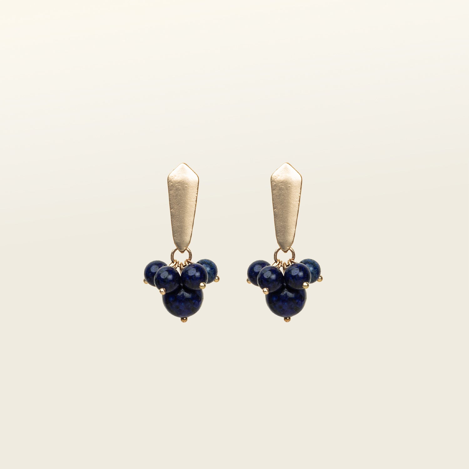 Stylish clip-on pearl earrings in dark blue, perfect for all ear types. Enjoy a secure hold with the padded closure. Crafted from matte gold tone copper alloy with agate and glass bead detailing.