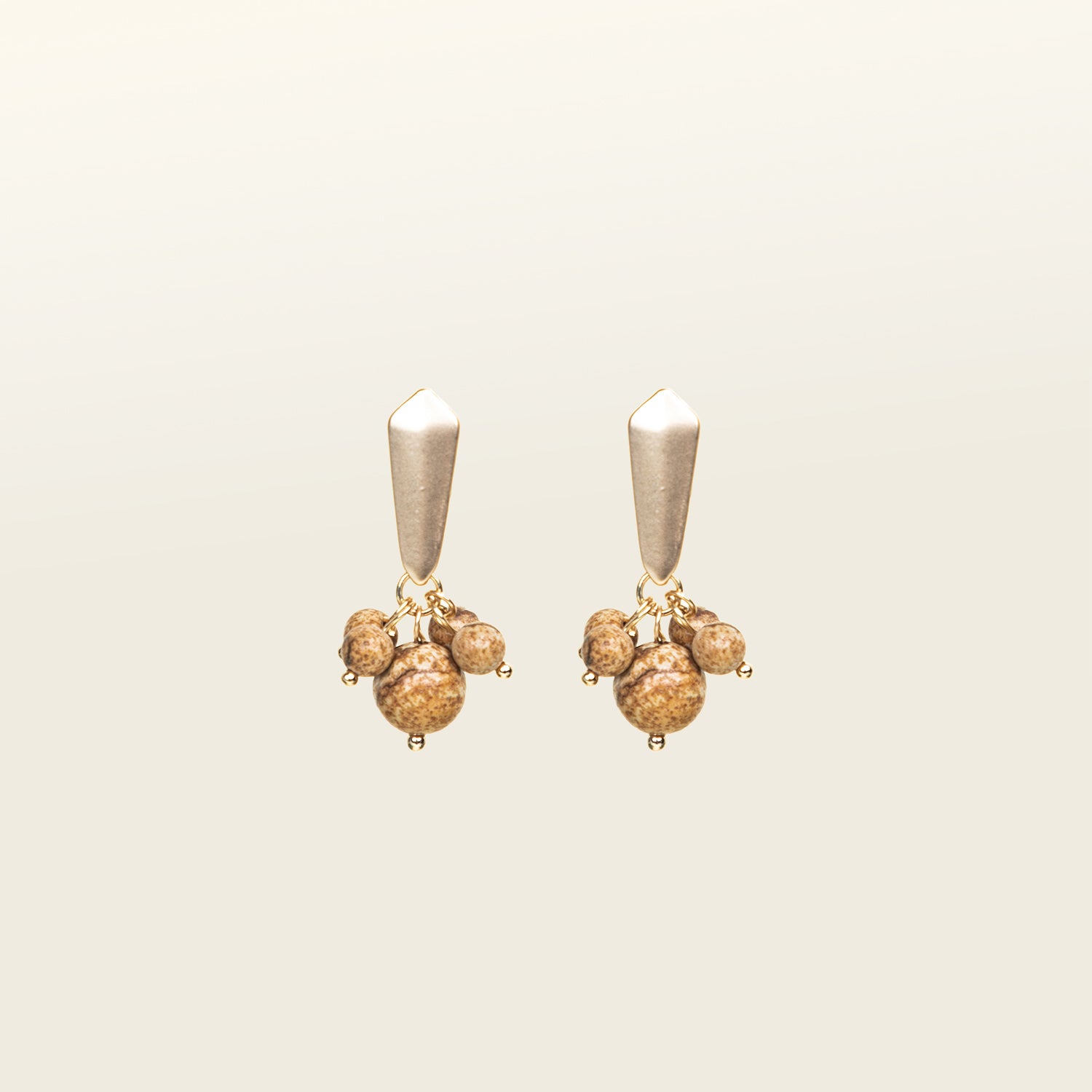 Stunning light brown clip-on earrings with a secure hold. Made from matte gold tone copper alloy, agate, and glass bead. These earrings suit all ear types and offer an elegant style with the Clip-On closure and removable rubber padding.