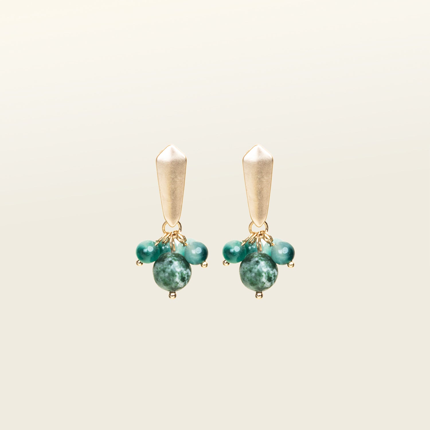 Trendy clip-on pearl earrings in a beautiful green hue. Ideal for all ear types, these earrings offer a comfortable wear duration of 8-12 hours. Agate and glass bead embellishments add a touch of glamour.