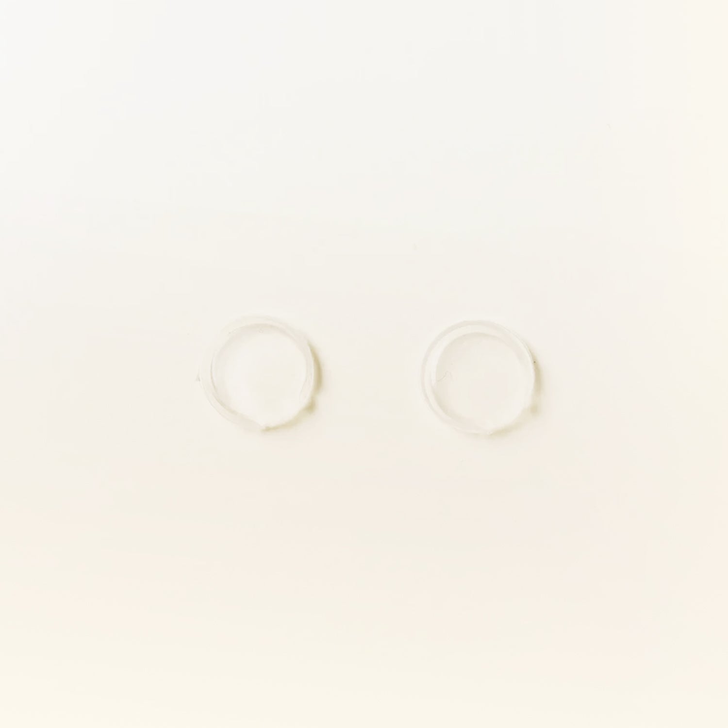 This pack includes 10 pairs (20 pieces) of discreet clip-on rubber padding, engineered to work with our earring closures.