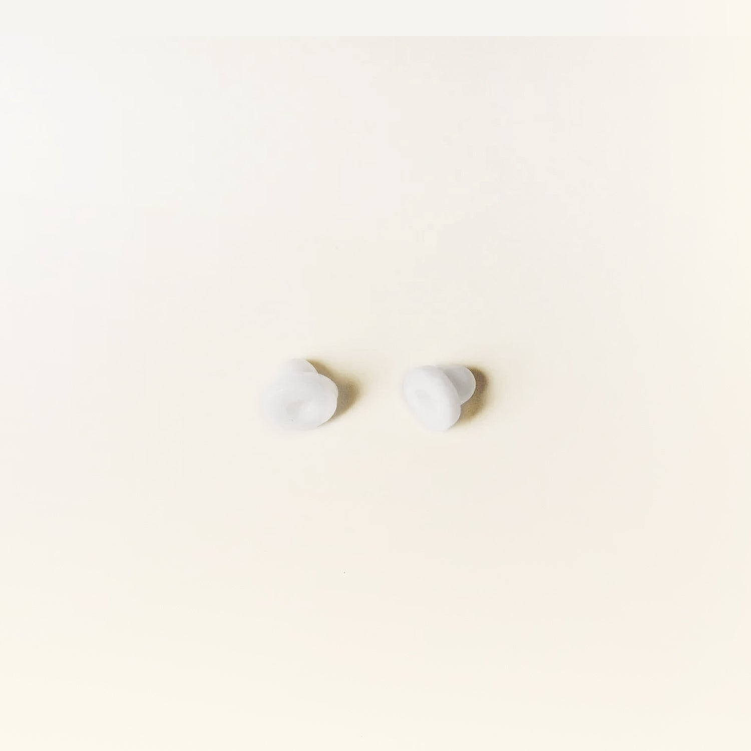 This pack includes 10 pairs (20 pieces) of discreet clip-on rubber padding, engineered to work with our earring closures.
